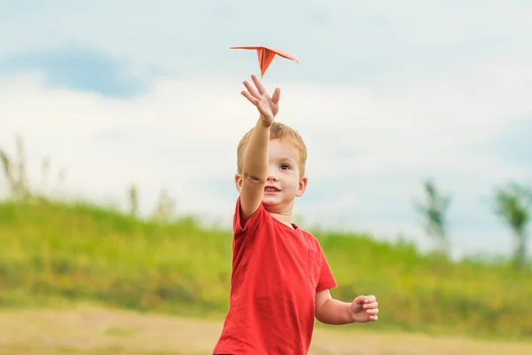 Niño muy feliz con su pequeño avión . —  Fotos de Stock