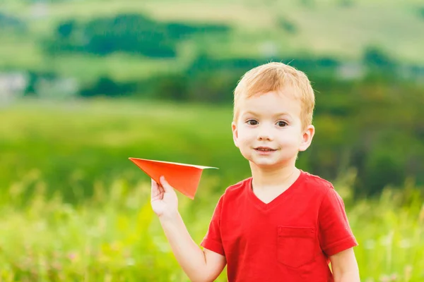 Jonge jongen erg blij met zijn kleine vliegtuigen. — Stockfoto