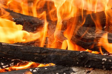 Yakıcı ve parlak açık sıcak alev ve duman ile kömür