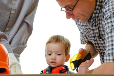 inşaatçılar ile çocuk kavramı çizim üzerinde tartışırken... Beyaz kask koruyucu ekipman