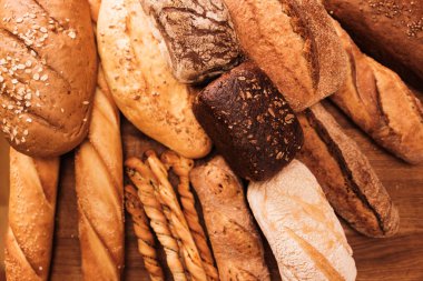 Güzel kokulu ekmek masanın üzerinde. Gıda kavramı