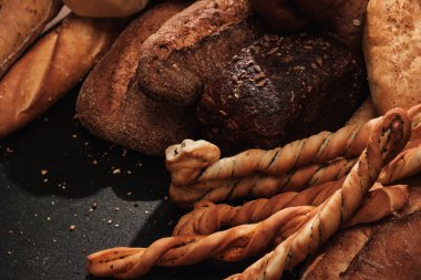 Güzel kokulu ekmek masanın üzerinde. Siyah arka plan üzerine gıda