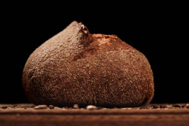 Bütün güzel kokulu ekmek masanın üzerinde. Gıda kesme tahtası üzerinde