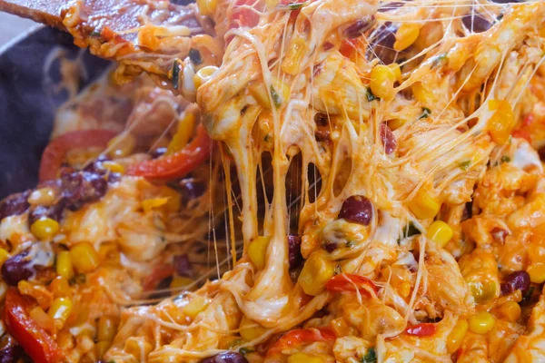Pieczone warzywa, kurczak i roztopionym serem dla bliska burritos gotowanie burrito żywności — Zdjęcie stockowe
