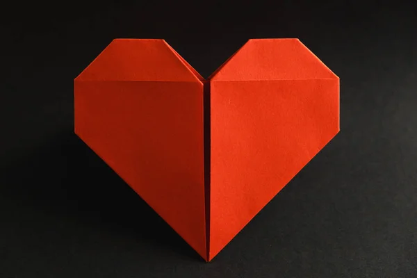 Origami hjärta rött papper symbol på svart — Stockfoto