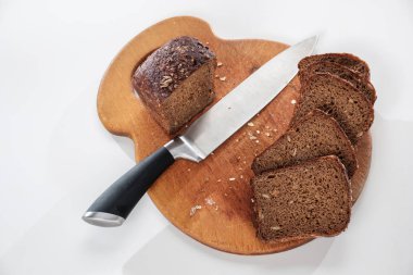 Beyaz arka plan üzerinde izole ekmek, sayfa görünümü