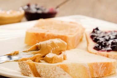 kesme tahtası üzerinde reçelli fıstık ezmesi sandviç