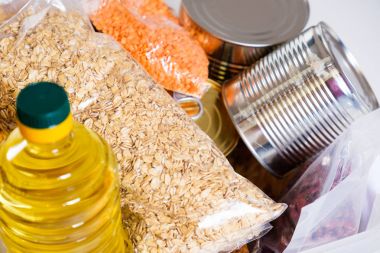 Beyaz arka plan üzerinde izole gıda bağış plastik kutu,