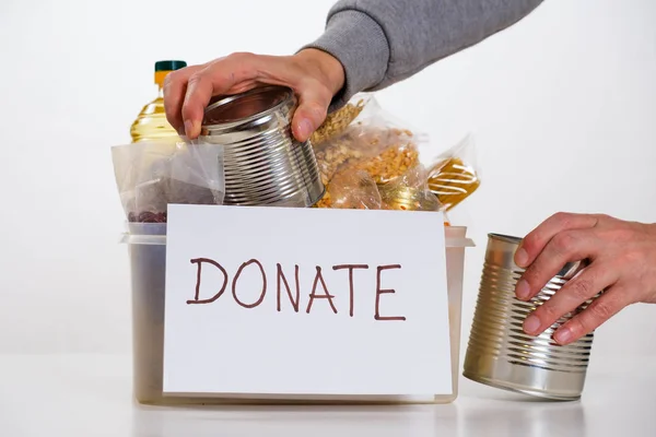 Корм в коробке для пожертвований, изолированные на белом фоне — стоковое фото