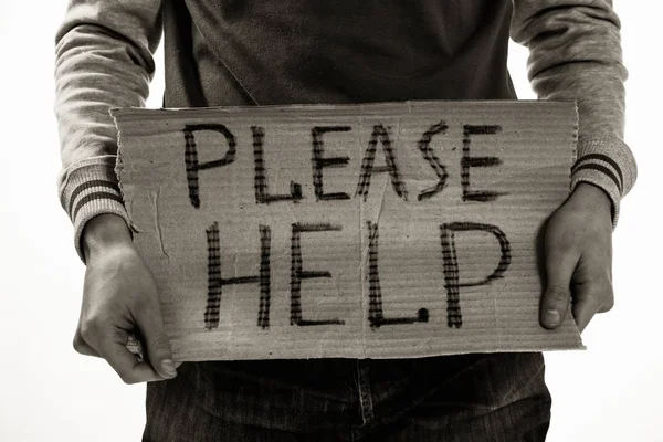 Bezdomny biedny człowiek trzyma kartonach z word proszę o pomoc — Zdjęcie stockowe