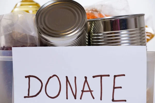 Cibo in scatola di plastica donazione, isolato su sfondo bianco — Foto Stock