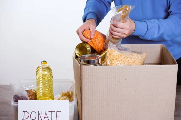 Beyaz arka plan üzerinde izole gıda bağış karton kutu, — Stok fotoğraf
