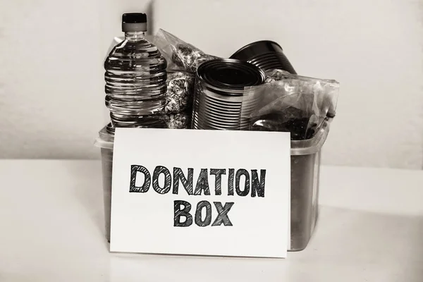 Cibo in scatola di plastica donazione, isolato su sfondo bianco — Foto Stock