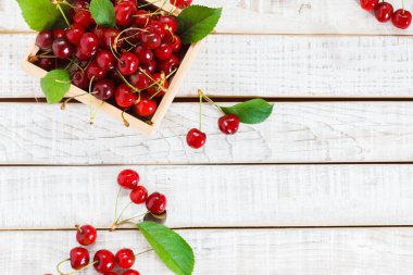 Olgun Kiraz ahşap masa üstünde. Yukarıdan görmek