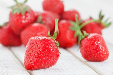 çilek Bahçe'nın masasında