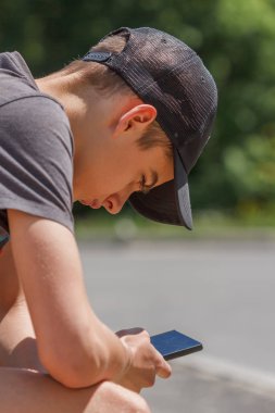 Teenage telefon kullanma.