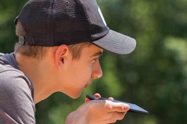 Teenage telefon kullanma.