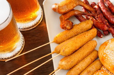 Bira ile Alman Milli yemekleri. Oktoberfest geleneksel gıda