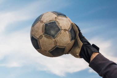 Kaleci topu yakalıyor