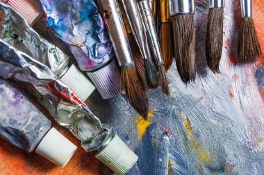 Ahşap arka plan üzerinde sanatçı Boya fırçaları