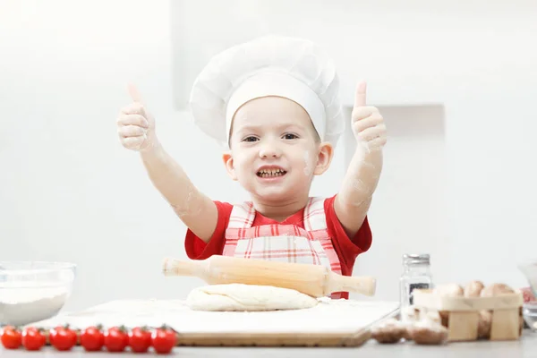 Αγόρι με καπέλο σεφ προετοιμάζει η ζύμη της πίτσας — Φωτογραφία Αρχείου