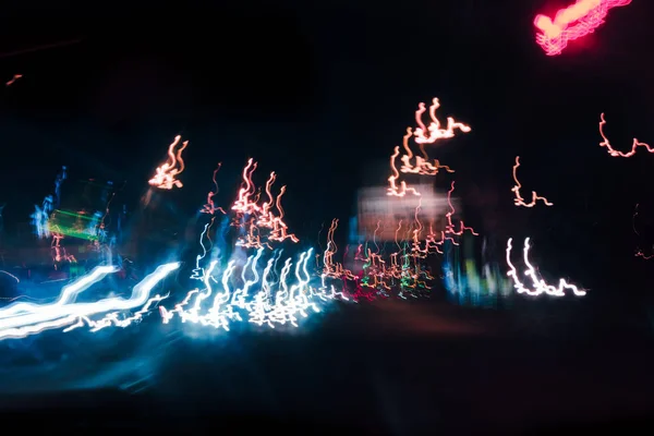 Sfondo astratto sfocato segni colorati da auto veloci in movimento notte — Foto Stock