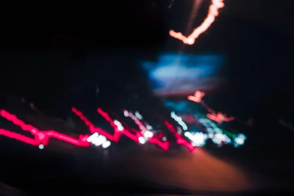 Абстрактний фон розмиті кольорові позначки з автомобілів, що швидко рухаються вночі — стокове фото