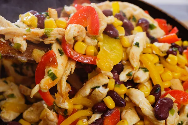Kavrulmuş sebze ve tavuk dürüm yemek burrito yakın çekim için pan. — Stok fotoğraf
