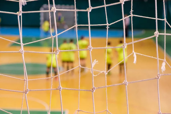 Futbol oyuncu ceza alanına, Futsal top sahası içinde jimnastik salonu kapalı, futbol spor sahası defocused