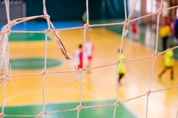 축구 defocused 필드, 체육관, 실내 축구 스포츠 분야에서에서 풋살 공 필드에 선수 처벌 — 스톡 사진