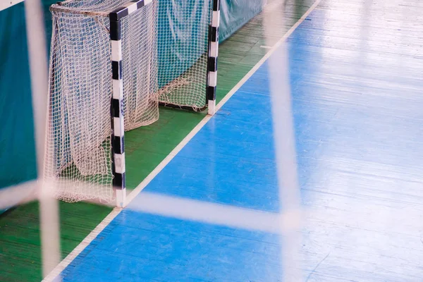 Fußball defokussiert Torplatz, Futsal-Ball-Feld in der Sporthalle Halle, Fußball-Sportplatz — Stockfoto