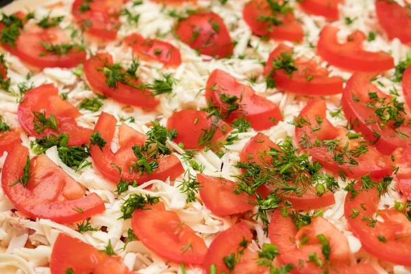 Pizza de fundo. Close-up de queijo e tomate padrão . — Fotografia de Stock