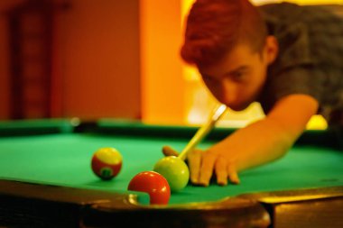 Bilardo havuzu etkinliğinde oynama.