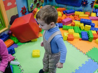 Çocuklar eğlence parkı içinde eğlenceli ve kapalı olan çocuk Merkezi oynamak. Çocuk Bahçesi renkli oyuncaklar ile oynama.