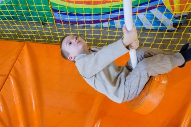 Çocuk oyun alanı bir ip üzerinde sallanan