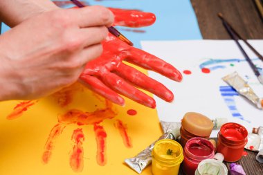 Ahşap arka plan üzerinde el sanatları sanat süreci sanatçı Boya fırçaları