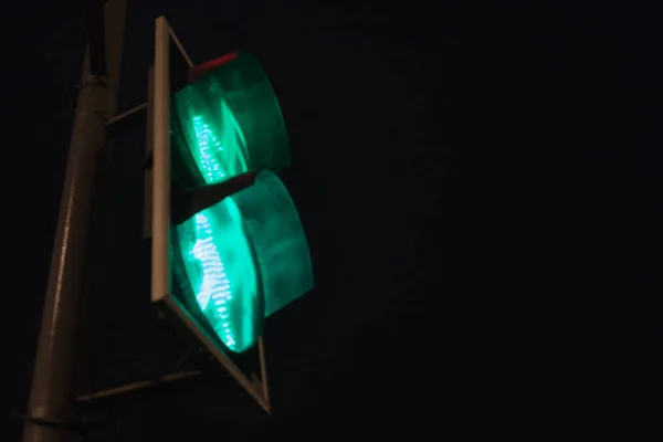 Semáforo com luz verde e seguro para mover . — Fotografia de Stock