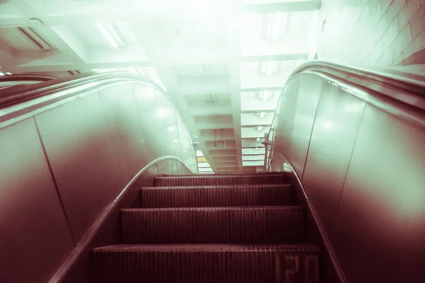 Az üzleti, mozog-e fel a karrier siker fogalmát. Földalatti mozgólépcső Conveor metró — Stock Fotó