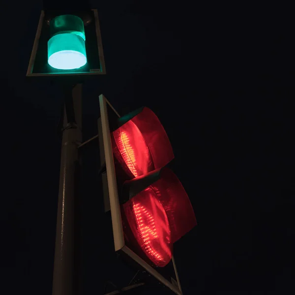 緑色の光と移動する安全信号. — ストック写真