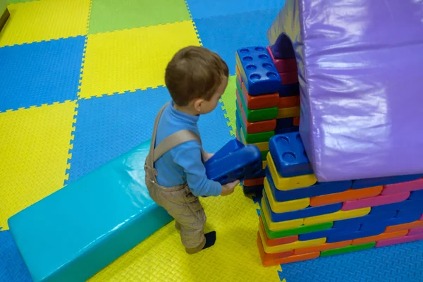 Oyuncak ev oyun odası evde veya anaokulu ile oynayan çocuk çocuk