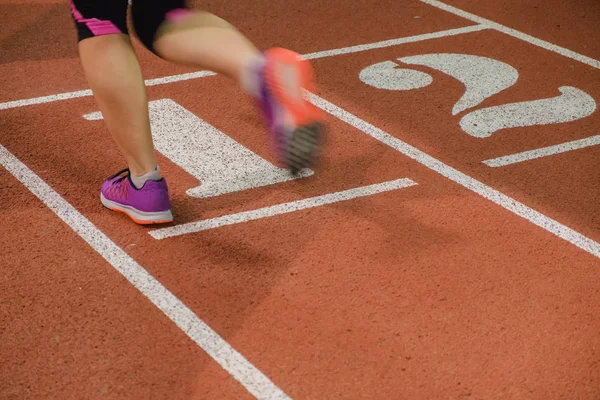 arka plan ile mevsimlik hareket ayak runner stadyumda bir koşu bandı olduğunu.