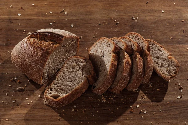 Ahşap mutfak masasında ekmek