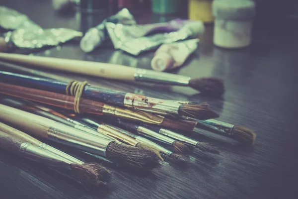 Artist paint brushes on wooden background, craft art process — Stock Photo, Image