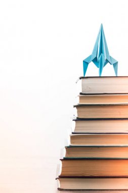 Okula kitap kavramı roket var. Fikir, bilgi ve beklentileri bir kariyer, beyaz arka planda