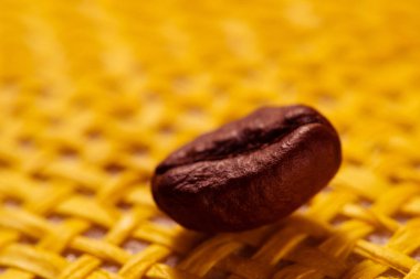 kavrulmuş, hoş kokulu kahve taneleri makro Sarı zemin üzerine