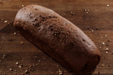 Ahşap mutfak masasında, üstten görünüm ekmek