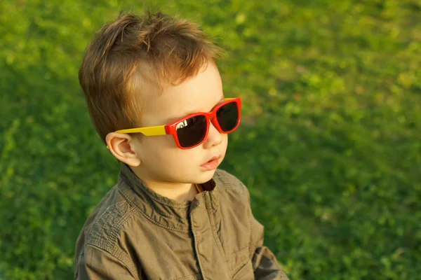 Милий рудий хлопчик в сонцезахисних окулярах . — стокове фото