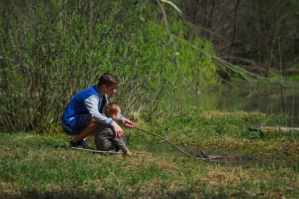 Kinder spielen Wald. — Stockfoto