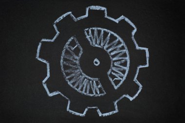 Kara tahta arka plan üzerinde dişli. Soyut sanat