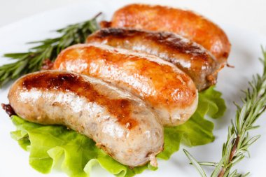 Sığır eti veya tavuk sosis tabakta kızartma